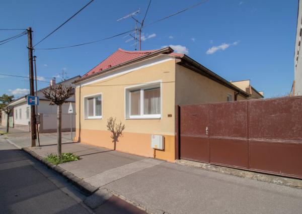 Čiastočne zrekonštruovaný dom vo výbornej lokalite s garážou