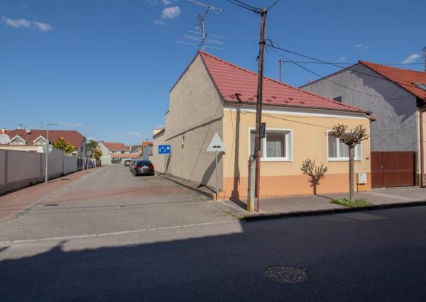 Čiastočne zrekonštruovaný dom vo výbornej lokalite s garážou