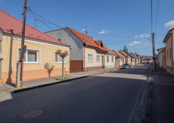 Čiastočne zrekonštruovaný dom vo výbornej lokalite s garážou