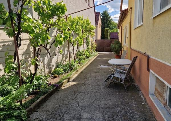 Čiastočne zrekonštruovaný dom vo výbornej lokalite s garážou