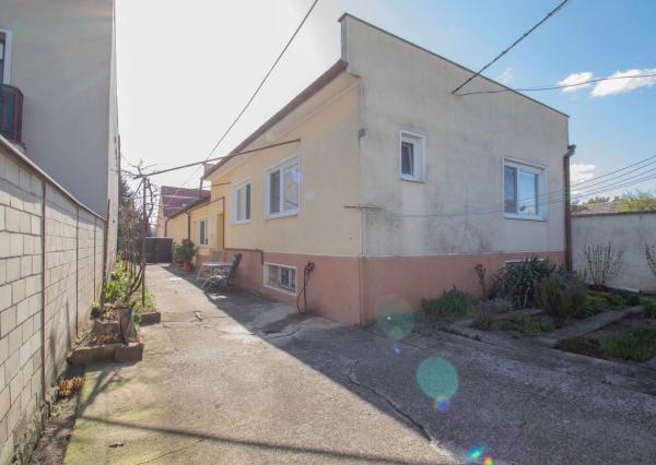 Čiastočne zrekonštruovaný dom vo výbornej lokalite s garážou