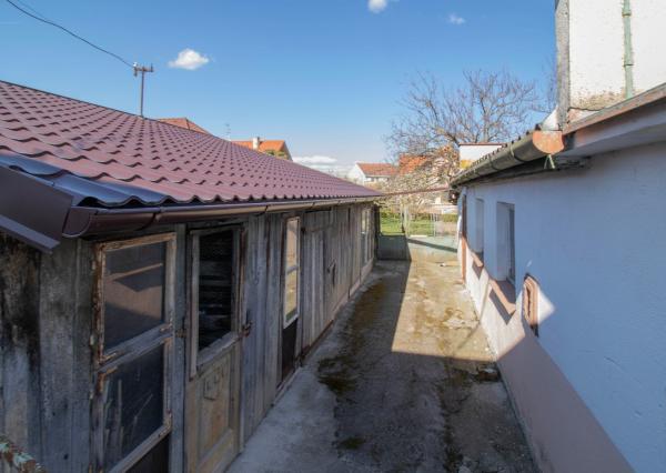 Čiastočne zrekonštruovaný dom vo výbornej lokalite s garážou