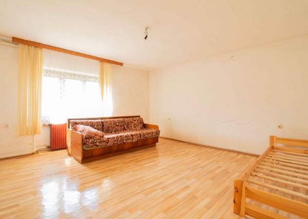 REZERVOVANÉ - Rodinný dom s rozľahlým slnečným pozemkom