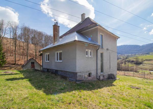 REZERVOVANÉ - Rodinný dom s rozľahlým slnečným pozemkom