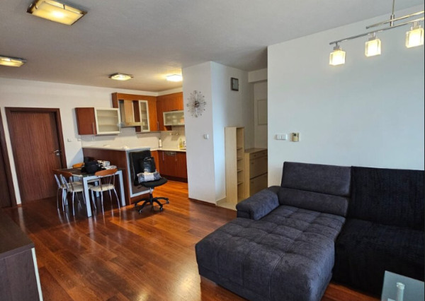 Zariadený 3 izbový byt s PARKOVANÍM v cene