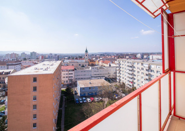 ZNÍŽENÉ !!! 3 IZBOVÝ BYT -V CENTRE- S VÝHĽADOM NA NÁMESTIE