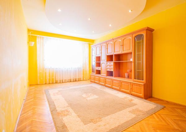 ZNÍŽENÉ !!! 3 IZBOVÝ BYT -V CENTRE- S VÝHĽADOM NA NÁMESTIE