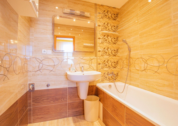 ZNÍŽENÉ !!! 3 IZBOVÝ BYT -V CENTRE- S VÝHĽADOM NA NÁMESTIE