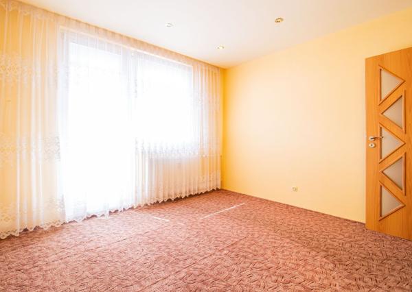 ZNÍŽENÉ !!! 3 IZBOVÝ BYT -V CENTRE- S VÝHĽADOM NA NÁMESTIE