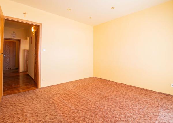 ZNÍŽENÉ !!! 3 IZBOVÝ BYT -V CENTRE- S VÝHĽADOM NA NÁMESTIE