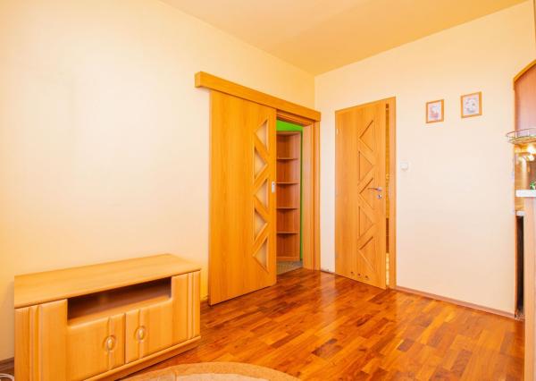 ZNÍŽENÉ !!! 3 IZBOVÝ BYT -V CENTRE- S VÝHĽADOM NA NÁMESTIE