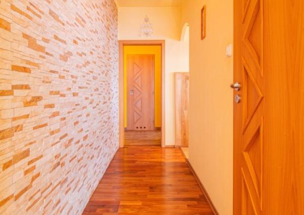 ZNÍŽENÉ !!! 3 IZBOVÝ BYT -V CENTRE- S VÝHĽADOM NA NÁMESTIE