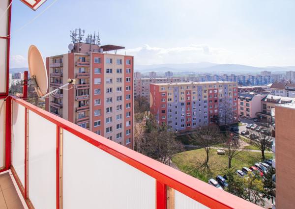 ZNÍŽENÉ !!! 3 IZBOVÝ BYT -V CENTRE- S VÝHĽADOM NA NÁMESTIE