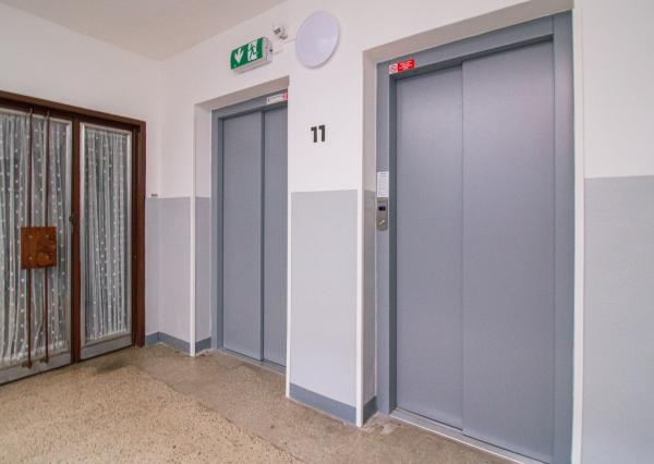 ZNÍŽENÉ !!! 3 IZBOVÝ BYT -V CENTRE- S VÝHĽADOM NA NÁMESTIE