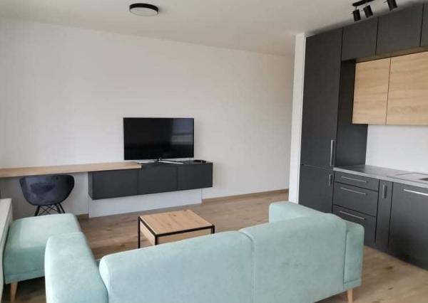 Kompletne zariadený 2 izbový byt s balkónom