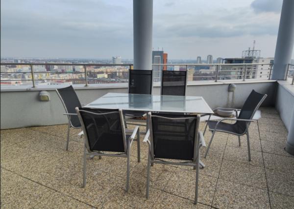 VEĽKOMETRÁŽNY dvojizbový byt s terasou