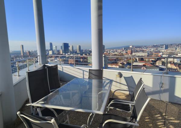 VEĽKOMETRÁŽNY dvojizbový byt s terasou