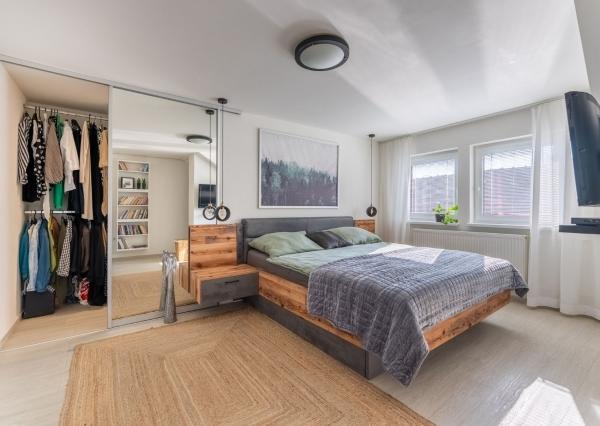 ***VÝNIMOČNÁ NEHNUTEĽNOSŤ LEN 20 km od Trnavy*** úžitková plocha 590 m2***veľký dvor s bazénom a wellnesom***