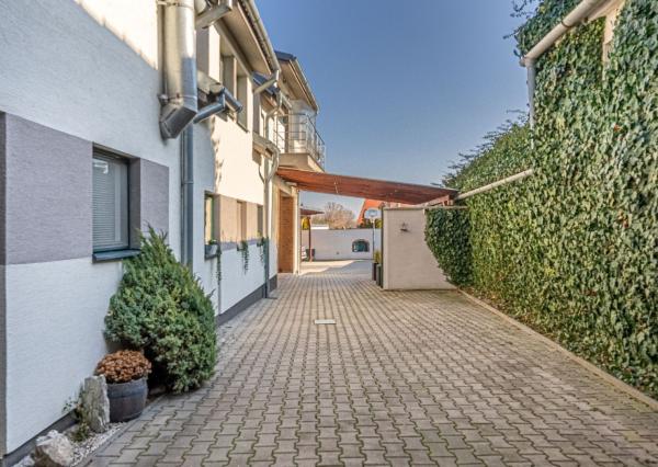 ***VÝNIMOČNÁ NEHNUTEĽNOSŤ LEN 20 km od Trnavy*** úžitková plocha 590 m2***veľký dvor s bazénom a wellnesom***