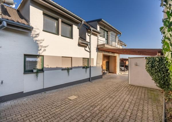 ***VÝNIMOČNÁ NEHNUTEĽNOSŤ LEN 20 km od Trnavy*** úžitková plocha 590 m2***veľký dvor s bazénom a wellnesom***