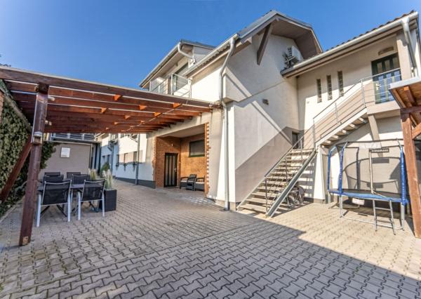 ***VÝNIMOČNÁ NEHNUTEĽNOSŤ LEN 20 km od Trnavy*** úžitková plocha 590 m2***veľký dvor s bazénom a wellnesom***