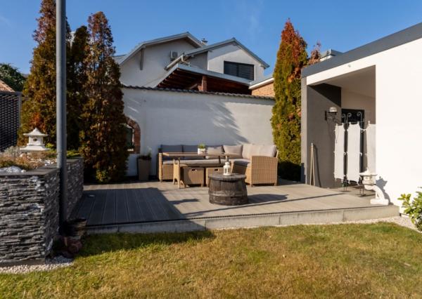 ***VÝNIMOČNÁ NEHNUTEĽNOSŤ LEN 20 km od Trnavy*** úžitková plocha 590 m2***veľký dvor s bazénom a wellnesom***