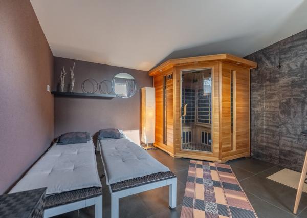 ***VÝNIMOČNÁ NEHNUTEĽNOSŤ LEN 20 km od Trnavy*** úžitková plocha 590 m2***veľký dvor s bazénom a wellnesom***