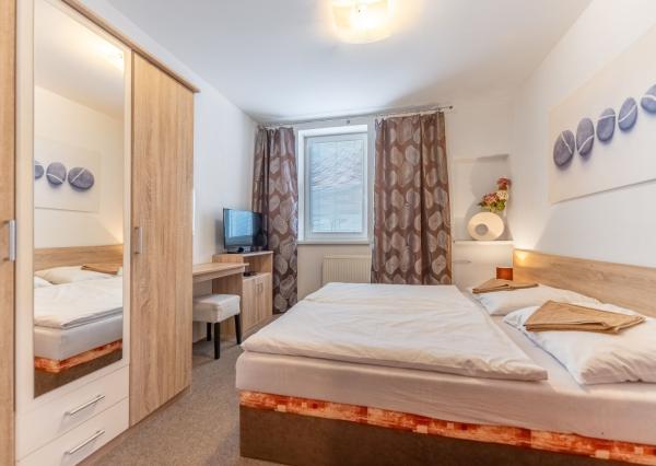 ***VÝNIMOČNÁ NEHNUTEĽNOSŤ LEN 20 km od Trnavy*** úžitková plocha 590 m2***veľký dvor s bazénom a wellnesom***