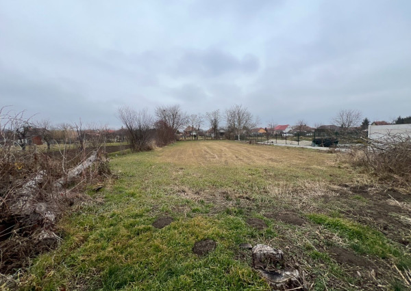 PREDANÉ - Pozemok so starým domom Veľká Maňa / Nové Zámky.