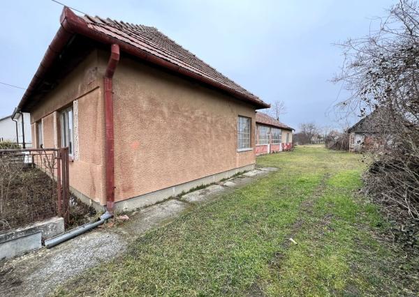 PREDANÉ - Pozemok so starým domom Veľká Maňa / Nové Zámky.