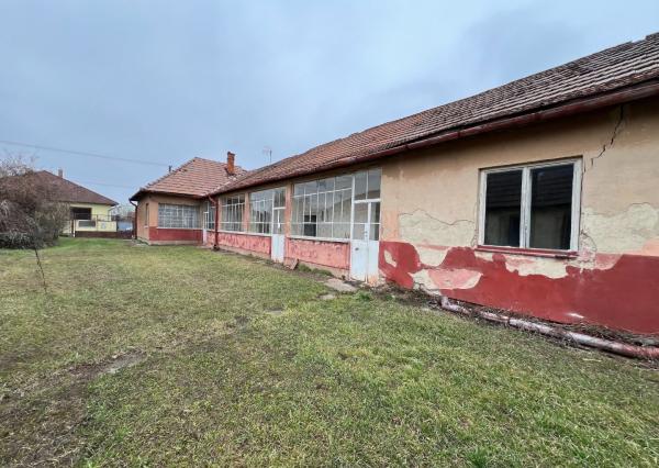 PREDANÉ - Pozemok so starým domom Veľká Maňa / Nové Zámky.