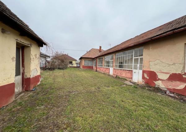 PREDANÉ - Pozemok so starým domom Veľká Maňa / Nové Zámky.