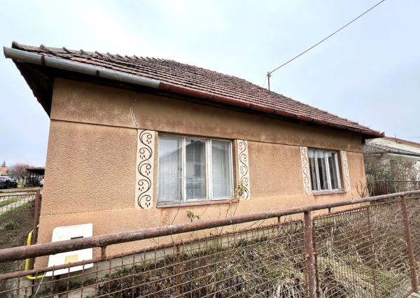 PREDANÉ - Pozemok so starým domom Veľká Maňa / Nové Zámky.