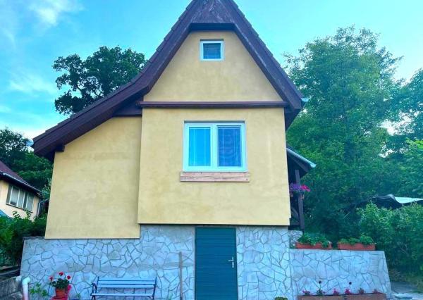 PREDANÉ! Príjemná chata v oblasti Kremnických vrchov
