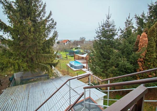 Priestranný rodinný dom v Hornej Strede s veľkým pozemkom