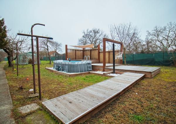 Priestranný rodinný dom v Hornej Strede s veľkým pozemkom