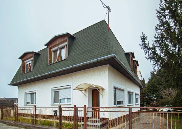 Priestranný rodinný dom v Hornej Strede s veľkým pozemkom