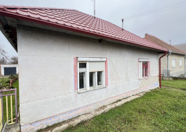 ZNÍŽENÁ CENA! - Rodinný dom s novou strechou v obci Lúčnica nad Žitavou / Nitra.