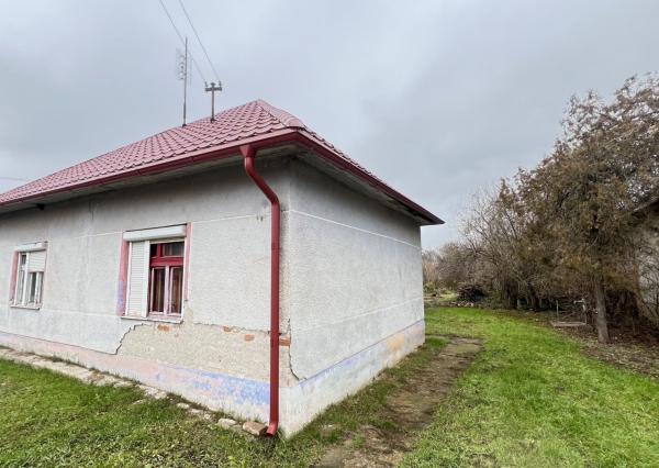 ZNÍŽENÁ CENA! - Rodinný dom s novou strechou v obci Lúčnica nad Žitavou / Nitra.