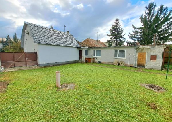 Starší domček s krásnym pozemkom
