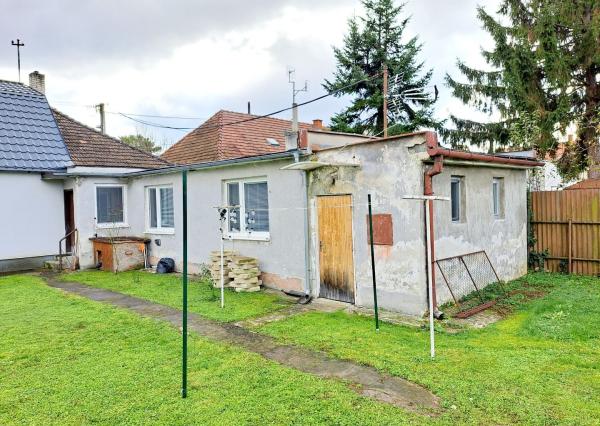 Starší domček s krásnym pozemkom