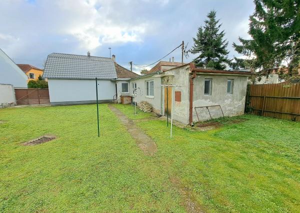 Starší domček s krásnym pozemkom