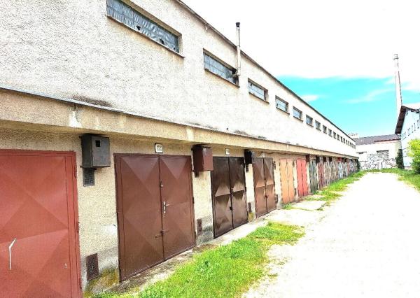 REZERVOVANÉ - GARÁŽ S MONTÁŽNOU JAMOU A ELEKTRIKOU - VÝBORNÁ LOKALITA