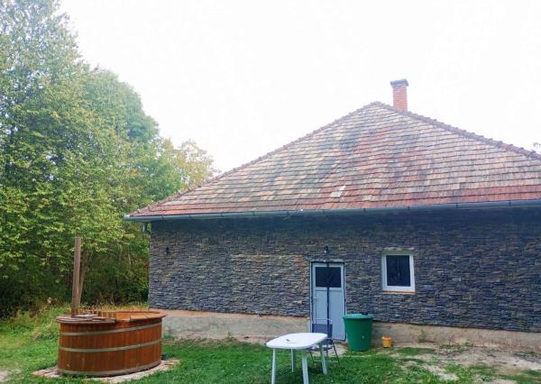 Jedinečná chata v lese, vhodná na investíciu