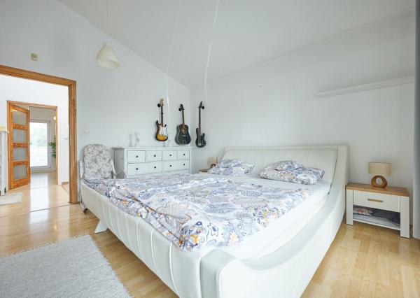 BEZKONKURENČNÁ CENA!  Slnečný 5-izbový rodinný dom na Slnečnej ulici