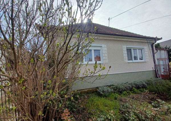 Presvetlený dom s rovinatým pozemkom