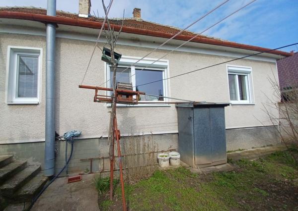 Presvetlený dom s rovinatým pozemkom