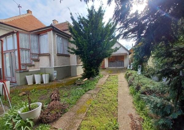 Presvetlený dom s rovinatým pozemkom