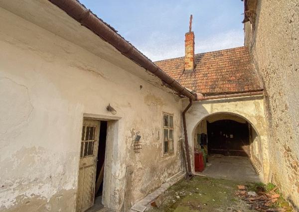 Znížená cena - Jedinečná príležitosť - Historický vinársky dom v samotnom srdci Pezinka