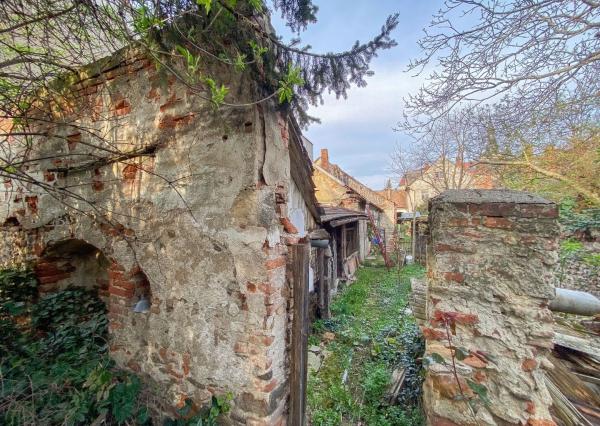 Znížená cena - Jedinečná príležitosť - Historický vinársky dom v samotnom srdci Pezinka